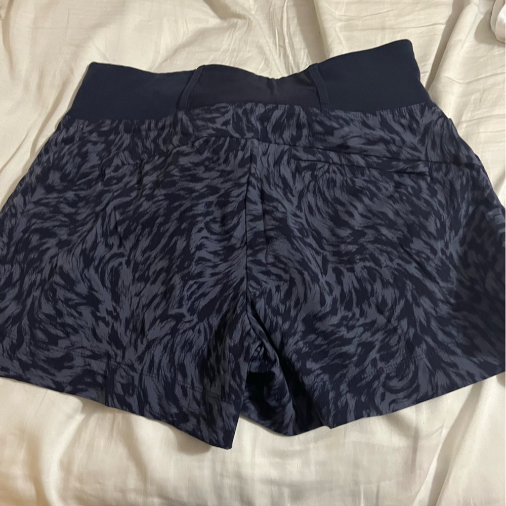 Athleta trekkie north mid rise shorts navy blue size 8